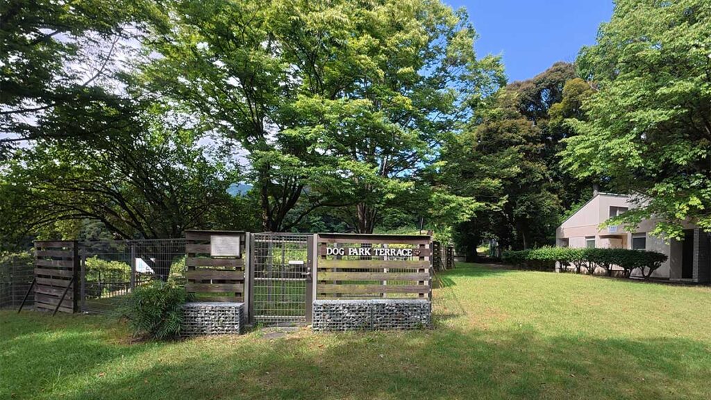 花畑園芸公園のカスケード広場横にある、木々に囲まれたドッグランの入口