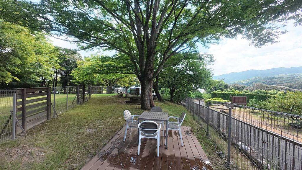 花畑園芸公園のドッグラン内に設置された、テーブルと椅子のある休憩スペース