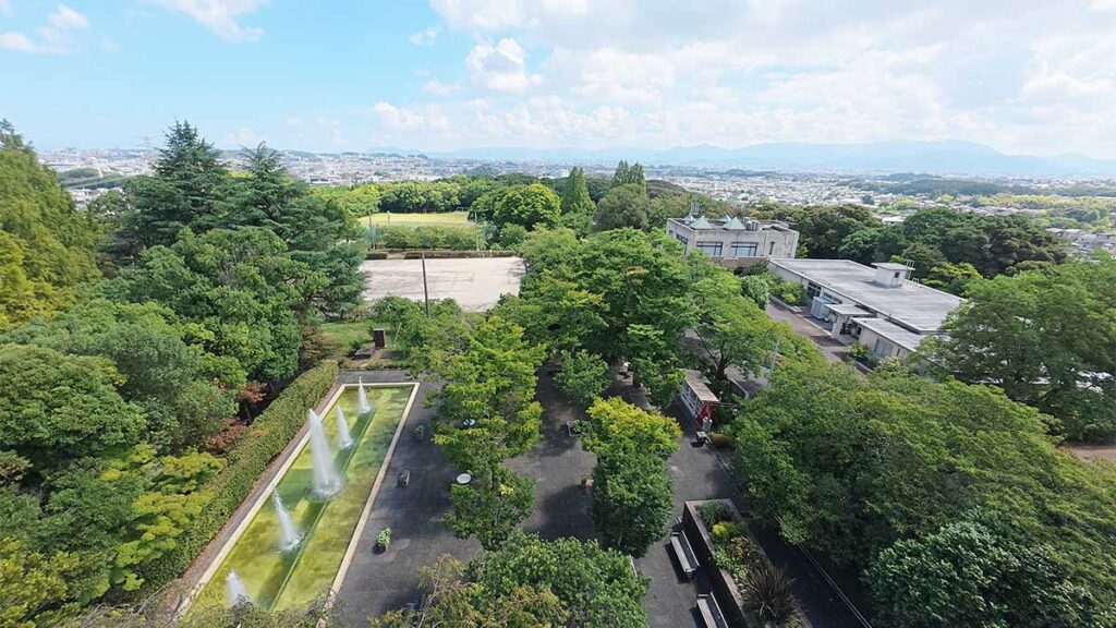 花畑園芸公園の展望台から見下ろすカスケード広場の噴水と、福岡市街の景色