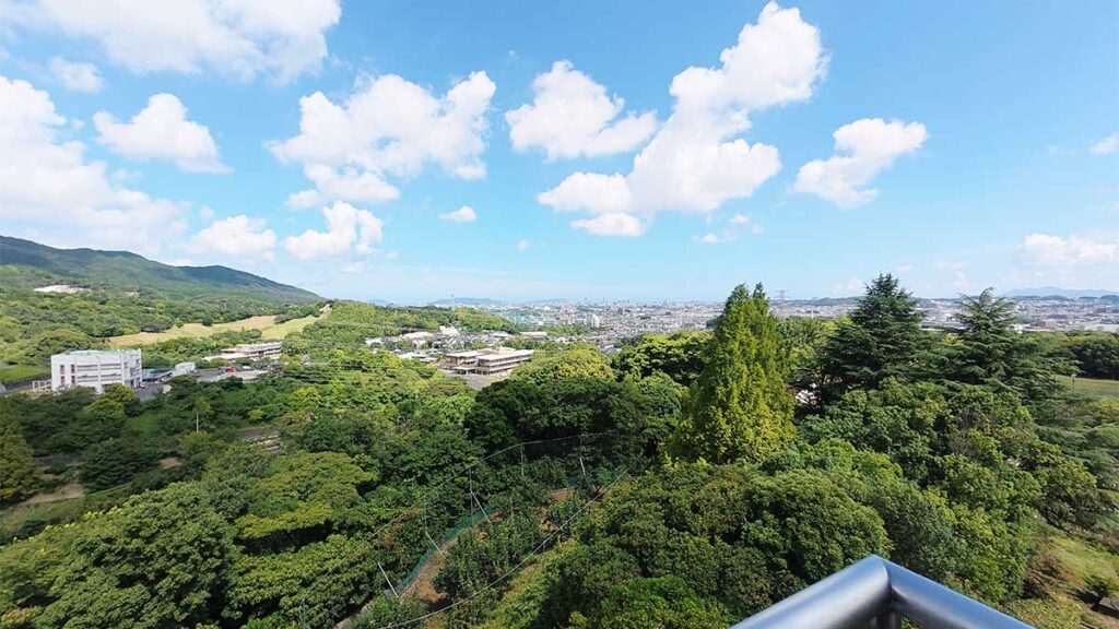花畑園芸公園の展望台から望む、緑豊かな園内と山々、福岡市街のパノラマ