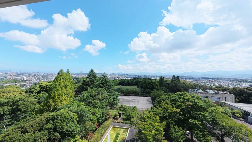 花畑園芸公園の展望台から見渡す、青空の下に広がる園内の緑と福岡市街