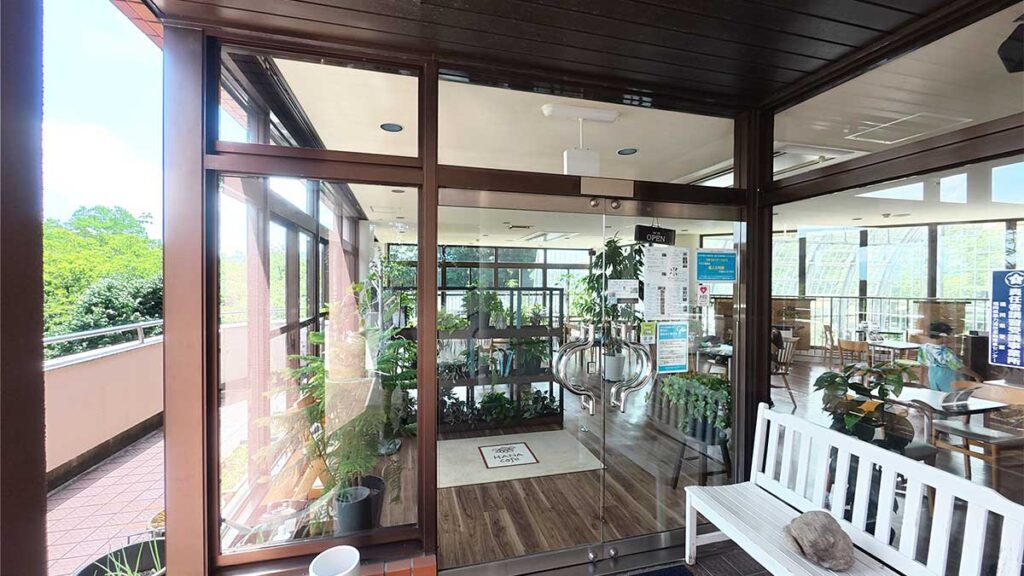 花畑園芸公園の展望台施設内にある、植物が並ぶHANA cafeの入口