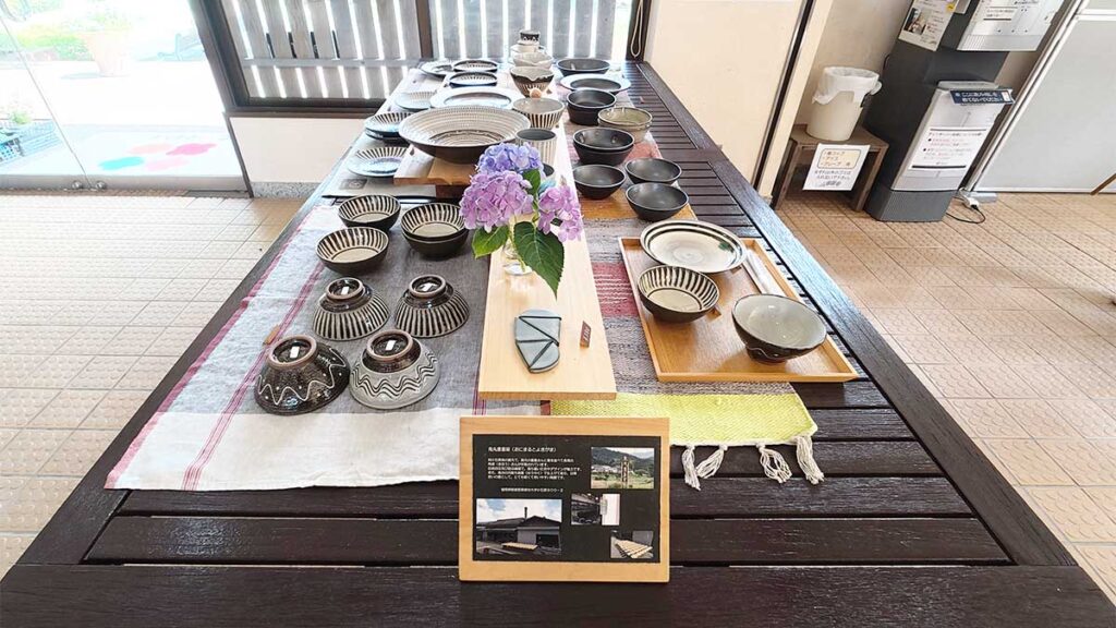 花畑園芸公園の花畑マルシェに並べられた、茶碗や皿などの陶器