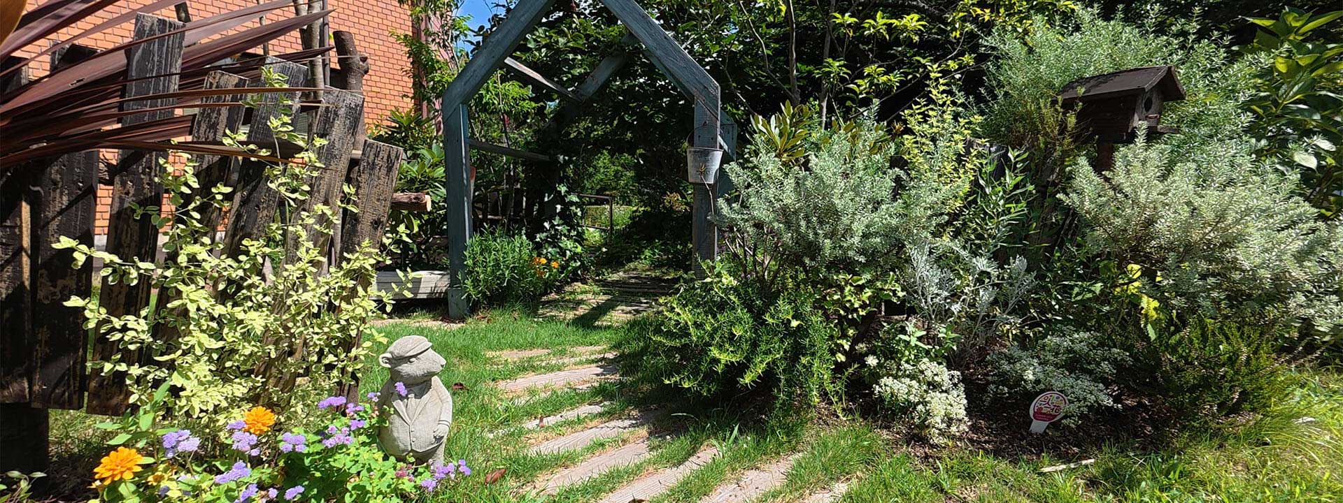 福岡市南区の花畑園芸公園にある緑豊かなガーデンエリア。花や植物に囲まれて親子で散策を楽しめる