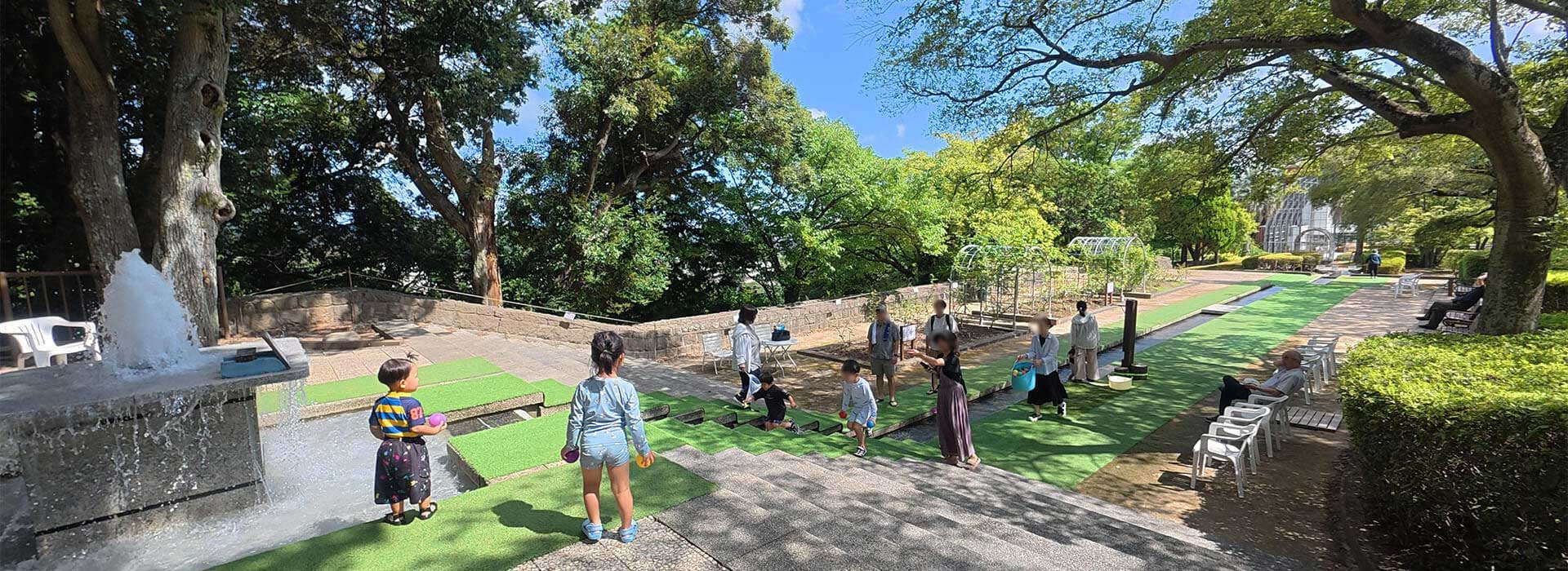 福岡市南区の花畑園芸公園にある噴水広場。夏に子どもが水遊びを楽しめる親子向けスポット