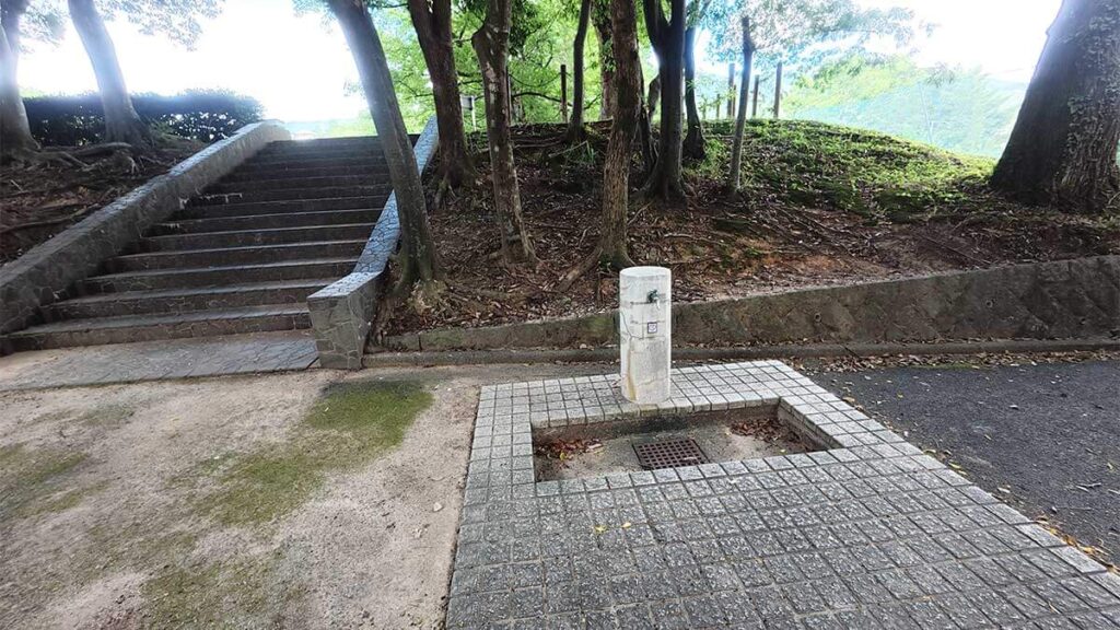 花畑園芸公園の遊具広場近くに設置された、蛇口と排水口のある水飲み場