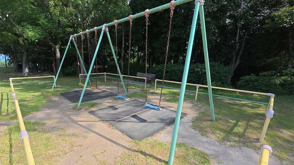 花畑園芸公園の遊具広場に設置された、木陰にある4人分のブランコ