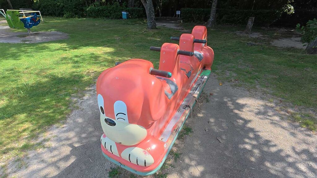 花畑園芸公園の遊具広場にある、複数人で座れる赤い動物型遊具