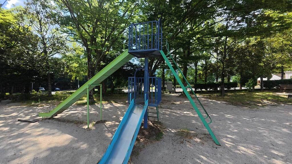 花畑園芸公園の遊具広場にある、高さの異なる2本のすべり台と昇降用はしご
