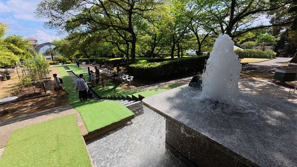 カスケード広場の上部から見た噴水と、階段状の水路が続く広場の全景