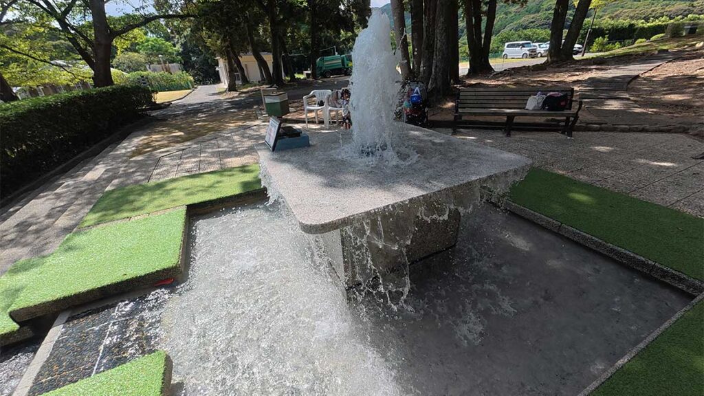 花畑園芸公園のカスケード広場にある噴水と、周囲を流れる浅い水路