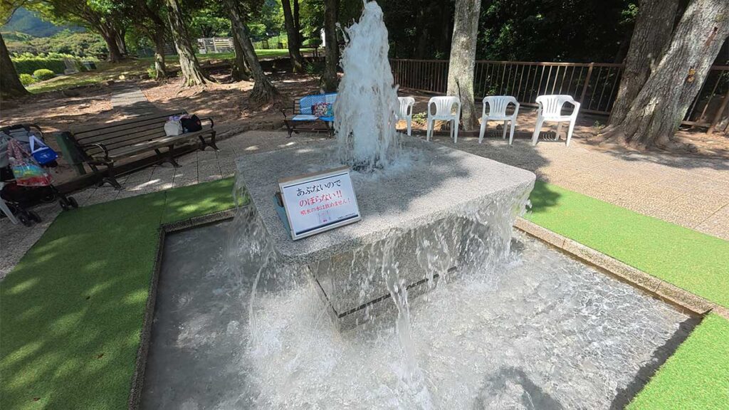 カスケード広場の噴水と、危険なため登らないよう呼びかける注意看板
