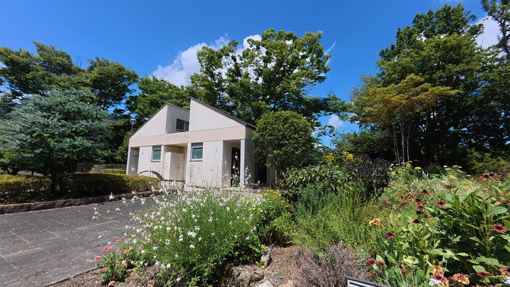 花畑園芸公園の噴水広場付近にある、自動販売機が設置された園内トイレ