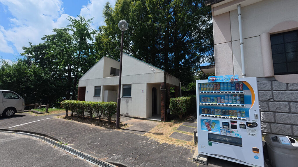 花畑園芸公園の東駐車場横にある、花壇や木々に囲まれた男女別の園内トイレ