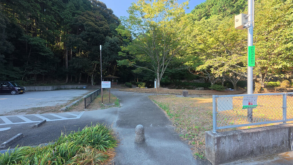 福岡市南区の柏原公園入口。木々に囲まれた園路と入口横の広場が見える様子