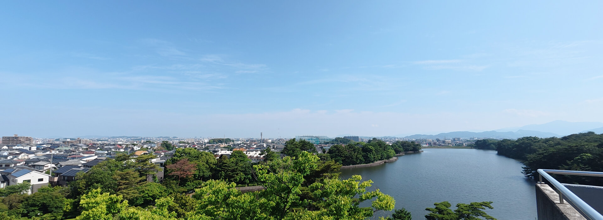 白水大池公園の展望台から見た大池と春日市街