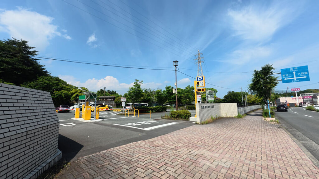 白水大池公園正面入口駐車場の入口と周辺道路