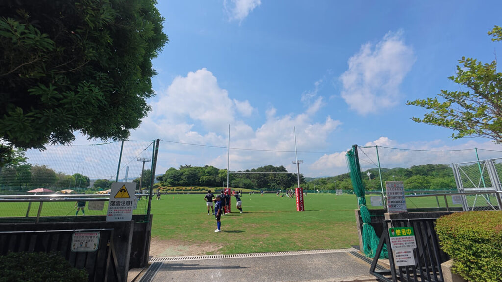 白水大池公園の多目的広場で行われるラグビー練習