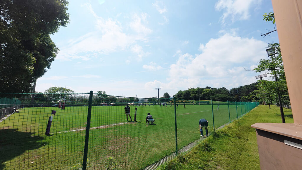 白水大池公園多目的広場の天然芝とラグビー利用風景
