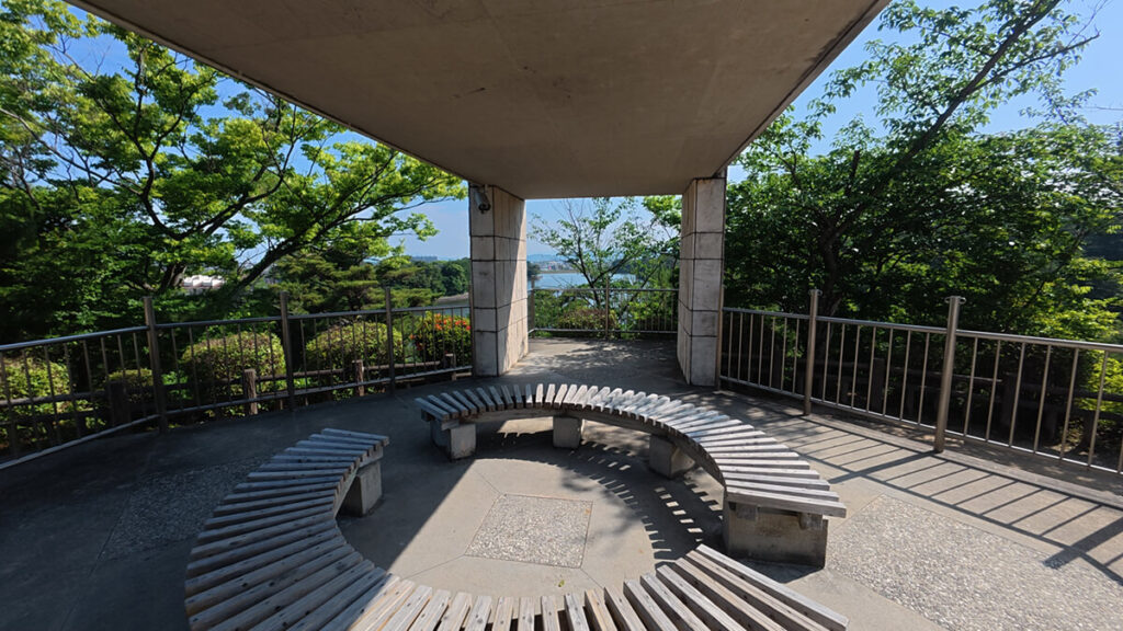 白水大池公園の展望台内にある円形ベンチ