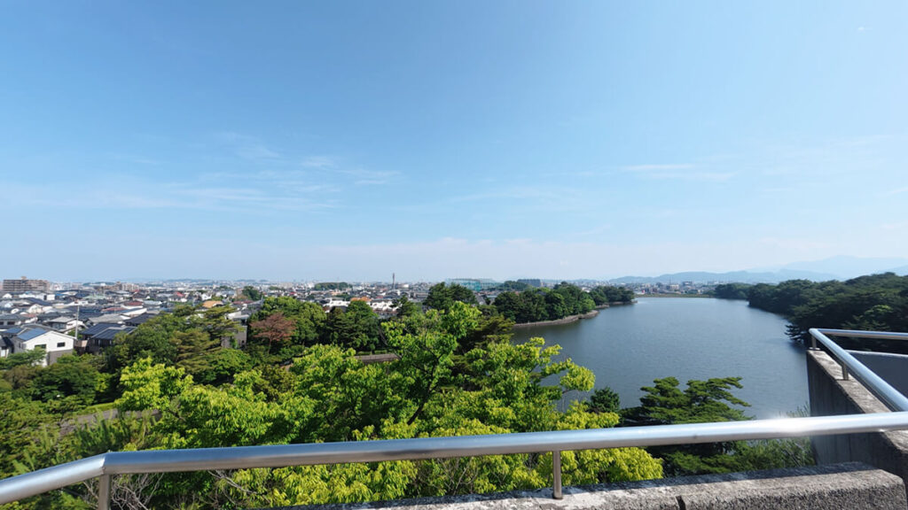 白水大池公園の展望台から見た白水大池と春日市街