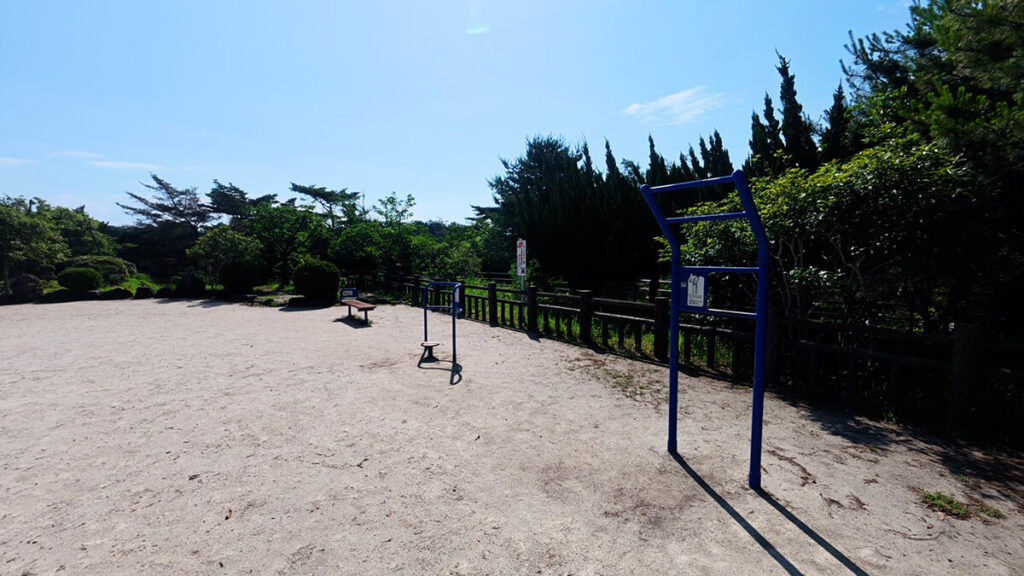 白水大池公園の展望広場に設置された健康遊具
