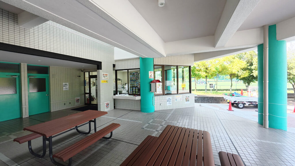 白水大池公園管理棟の屋根付き休憩スペース