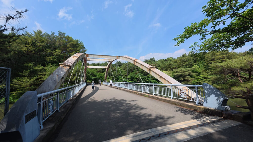 白水大池公園の池を横断する橋とウォーキングコース