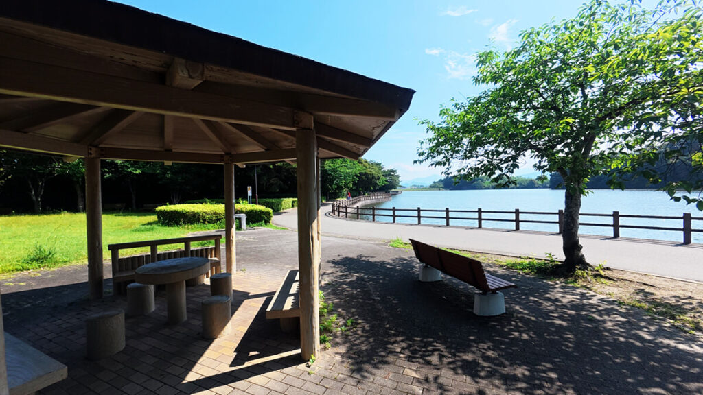 白水大池公園の白水池を眺められる東屋