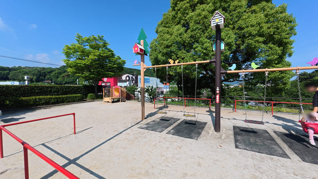 白水大池公園の幼児向けブランコ