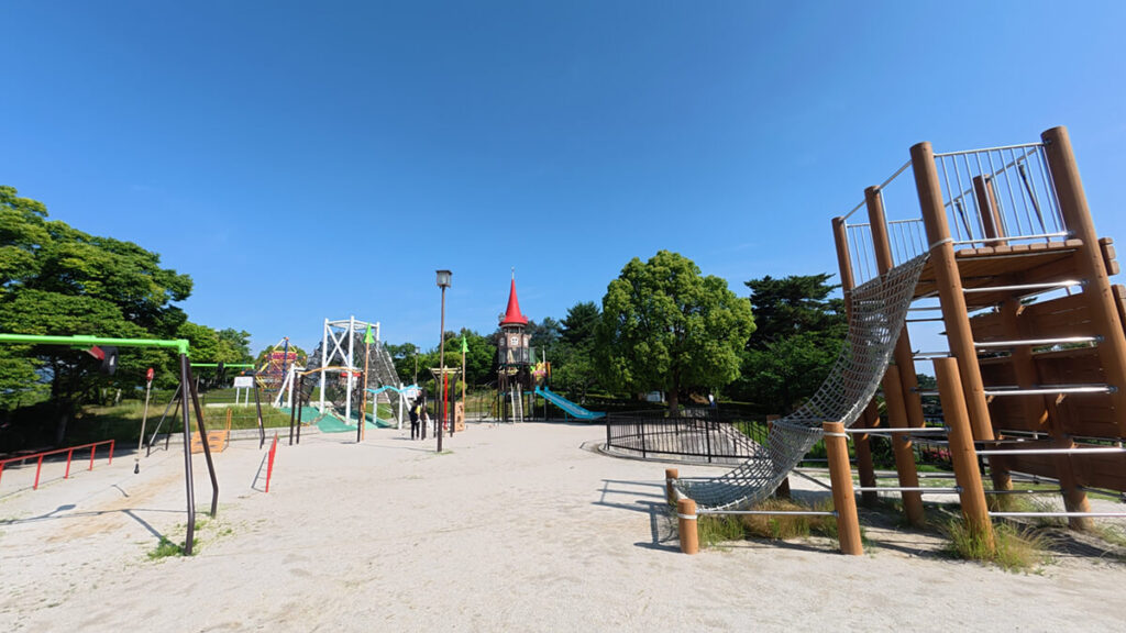 白水大池公園ちびっこ広場の大型遊具エリア全景
