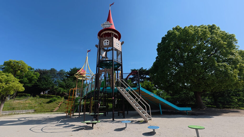 白水大池公園の城型複合遊具とワイドすべり台