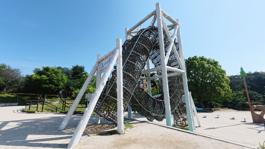 白水大池公園のロープトンネル遊具入口