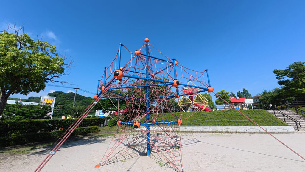 白水大池公園のロープピラミッド遊具