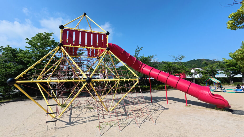 白水大池公園ちびっこ広場のチューブスライダー付きロープ遊具