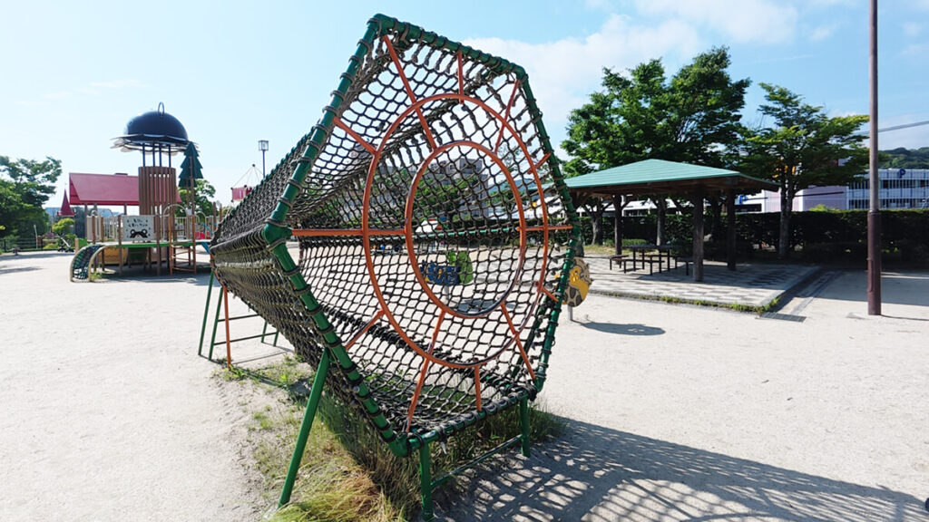 白水大池公園のネットトンネル遊具