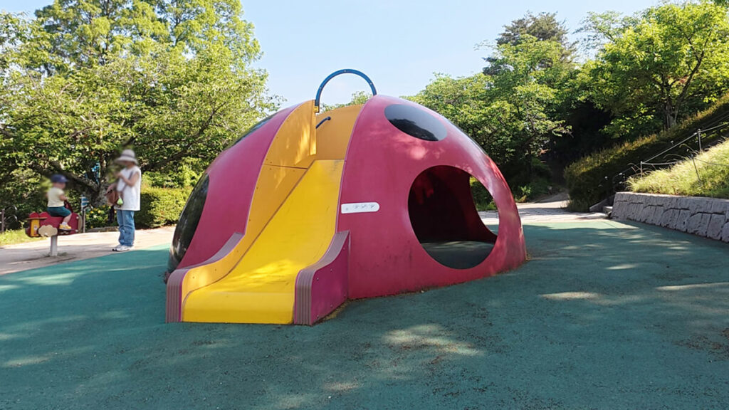 白水大池公園のテントウムシ型すべり台遊具