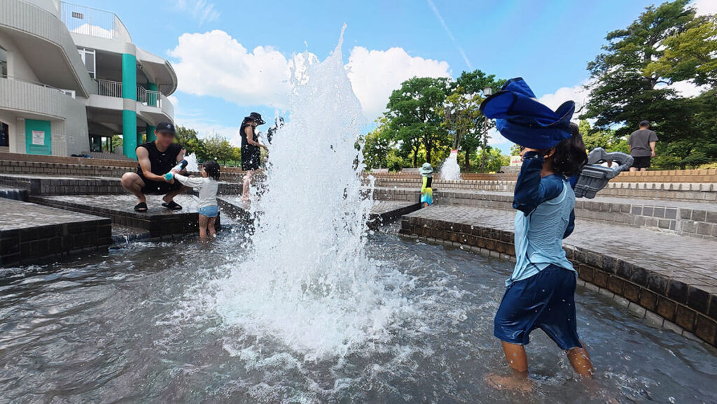 福岡県春日市の白水大池公園にある噴水広場。夏に子どもが水遊びを楽しめる水場