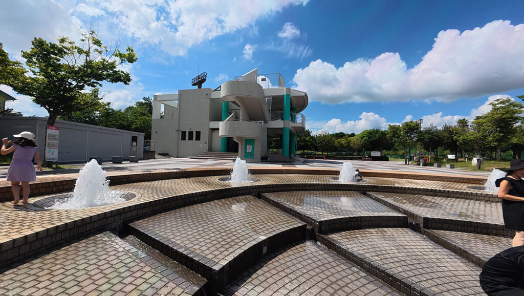 白水大池公園の噴水広場全景。複数の噴水があり、夏の水遊びスポットとして利用しやすい