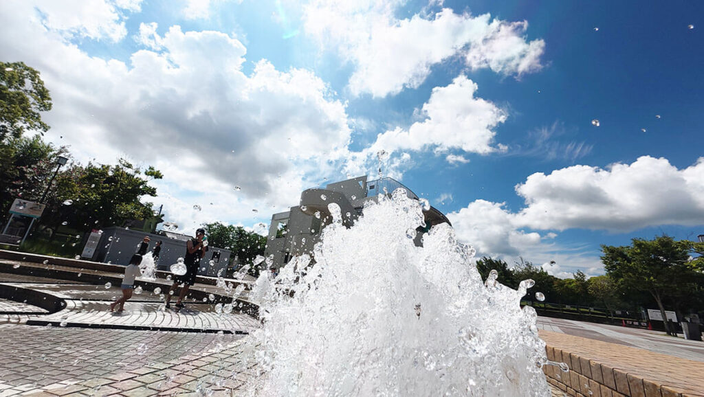 白水大池公園の噴水から勢いよく上がる水しぶき。夏らしい涼しさが伝わる水遊びスポット 白水大池公園の噴水の水しぶき