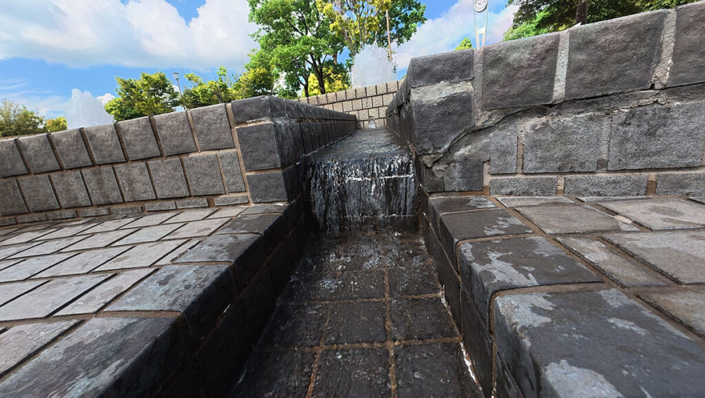 福岡県春日市の白水大池公園にある噴水広場の水路。水が流れる様子が分かり、夏の水遊びエリアとして紹介しやすい