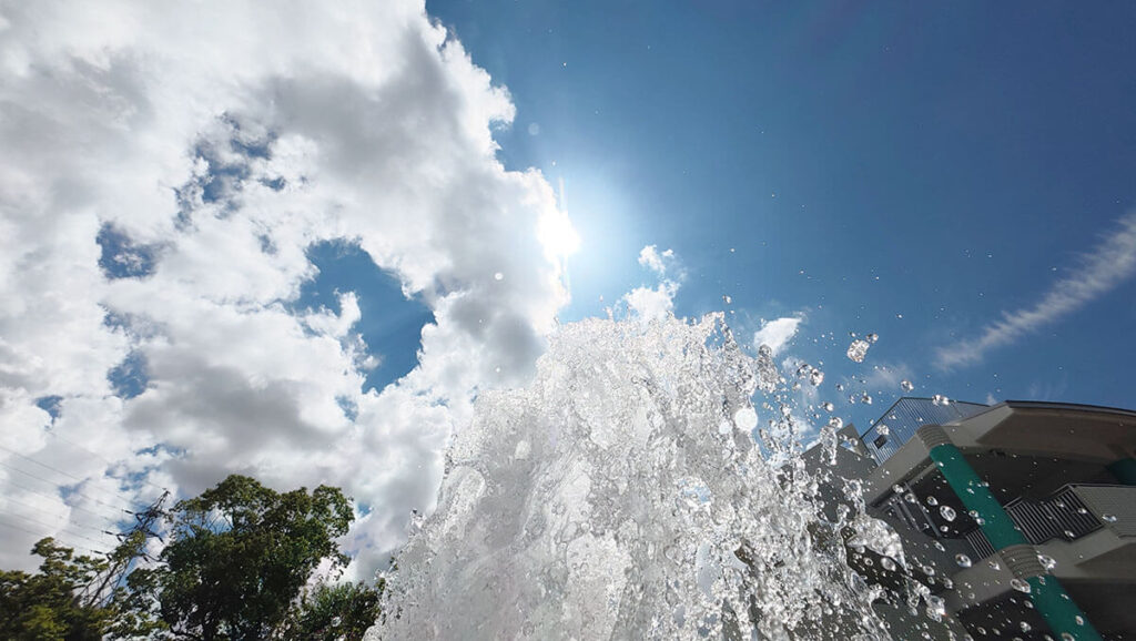 白水大池公園の噴水を下から見上げた写真。青空と水しぶきが映える夏の水遊びスポット