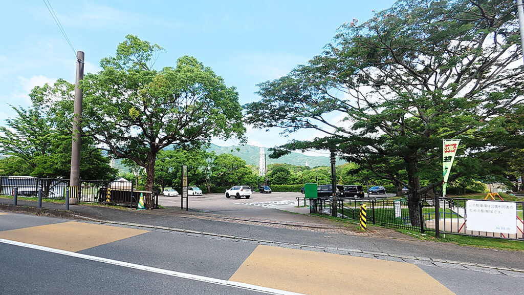 福岡市南区の桧原運動公園にあるP1駐車場入口。道路沿いから車で入りやすく、公園利用時の駐車場の場所が分かる