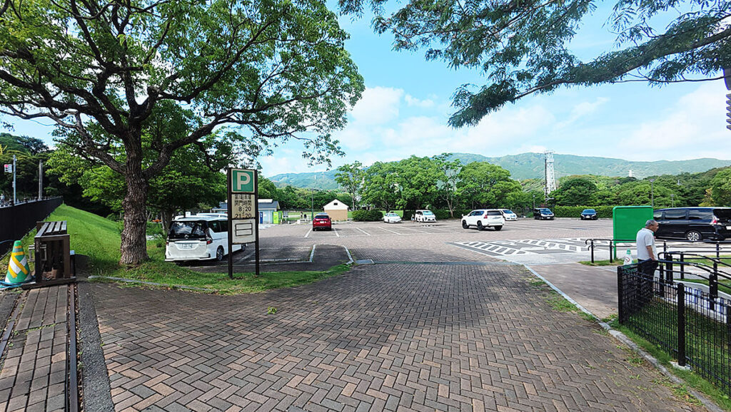 福岡市南区の桧原運動公園にあるP1駐車場。公園入口近くに整備された駐車場で、遊具広場や園内施設へアクセスしやすい