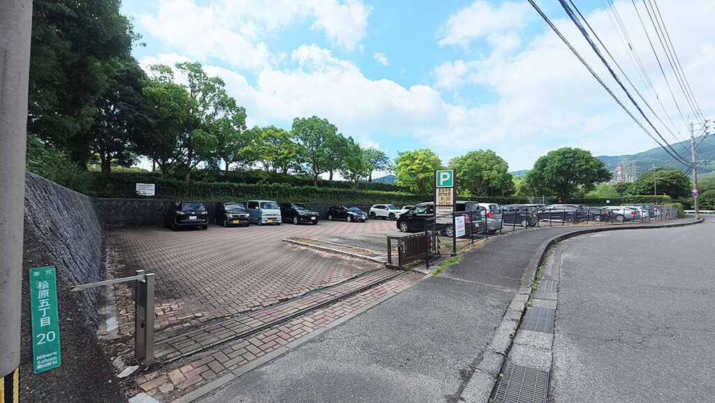 福岡市南区の桧原運動公園にあるP3駐車場入口。道路沿いに駐車場看板があり、車で訪れる際の目印になる