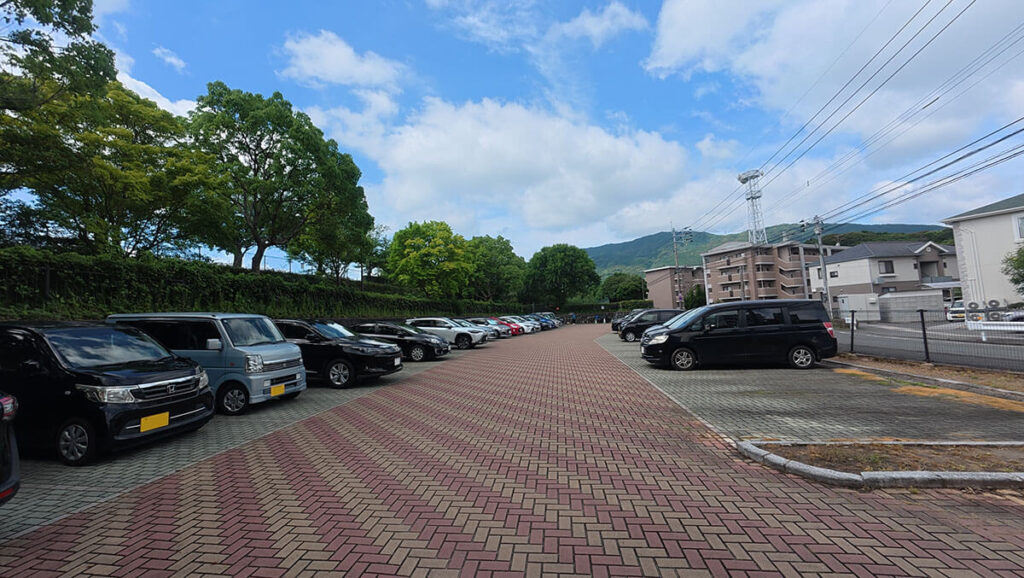 福岡市南区の桧原運動公園にあるP3駐車場。広い駐車スペースがあり、公園利用時の駐車場情報として参考になる
