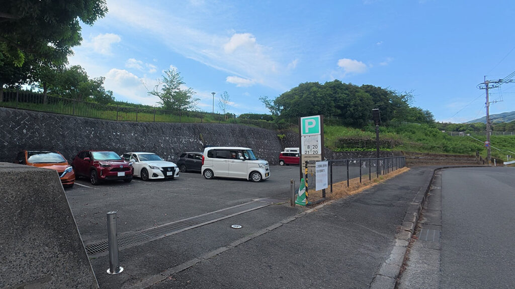 福岡市南区の桧原運動公園にあるP2駐車場入口。道路沿いに駐車場看板があり、車で訪れる際の目印になる