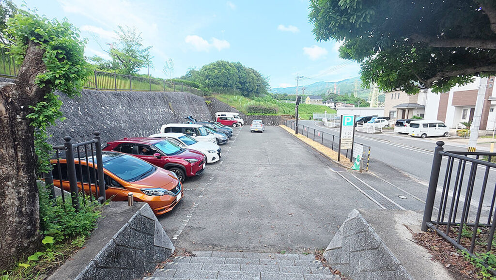 福岡市南区の桧原運動公園にあるP2駐車場。道路沿いに整備された駐車スペースの全体が分かる