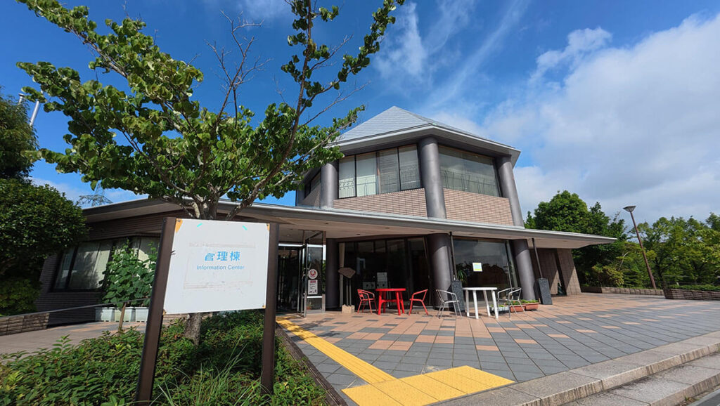 福岡市南区の桧原運動公園にある管理棟。園内案内や休憩、各種施設利用の確認に立ち寄れる建物