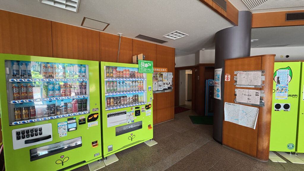 福岡市南区の桧原運動公園にある管理棟内のトイレ。自動販売機や案内掲示板があり、園内利用中に立ち寄りやすい